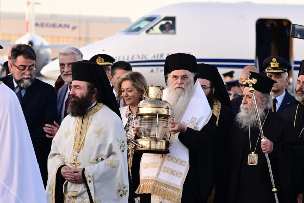 Στην Αθήνα το Άγιο Φως – Πτήσεις για τη μεταφορά του σε όλη την Ελλάδα