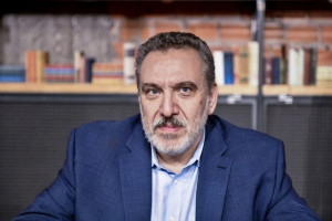 Ηλιόπουλος: Να κλείσει η συζήτηση για τα εμβὀλια του covid