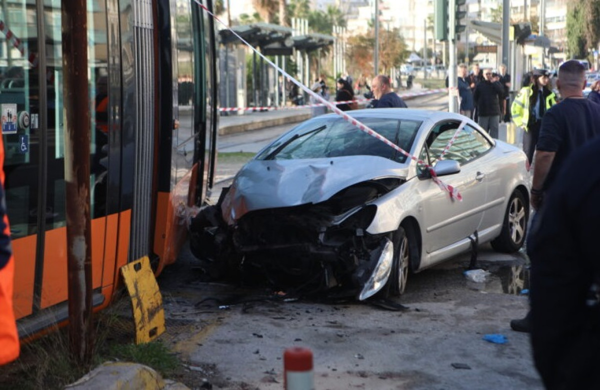 Παλαιό Φάληρο: Σύγκρουση αυτοκινήτου με τραμ-Ένας νεκρός και ένας τραυματίας