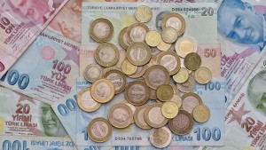 Τουρκική λίρα σε νέα ιστορικά χαμηλά: Συνεχίζεται η διολίσθηση της εν μέσω ελεγχόμενης υποτίμησης