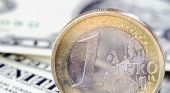 Οριακή πτώση του ευρώ