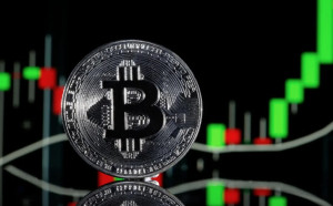 Άγγιξε νέο ιστορικό υψηλό το Bitcoin-Κάτω από $4.000 το Εthereum