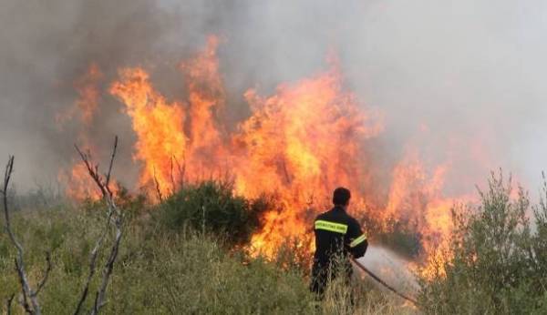Μεγάλη πυρκαγιά στα Χανιά - Εκκενώθηκε χωριό