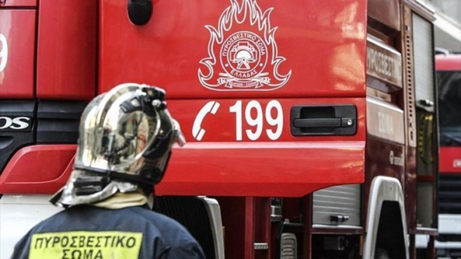 Μεγάλη πυρκαγιά σε παλιό εργοστάσιο υφασμάτων στην Αχαρνών