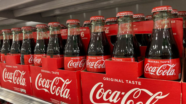 Coca-Cola: Αύξηση καθαρών εσόδων λόγω μείγματος τιμών στο πρώτο τρίμηνο