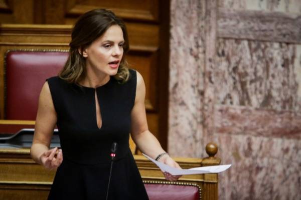 Αχτσιόγλου: Η κυβέρνηση λαμβάνει μέτρα «βλέποντας και κάνοντας»