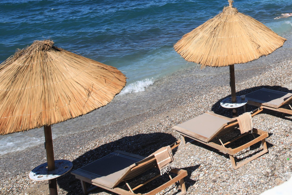 Συλλήψεις σε Μύκονο, Πάρο και Ρόδο για κατάληψη αιγιαλού