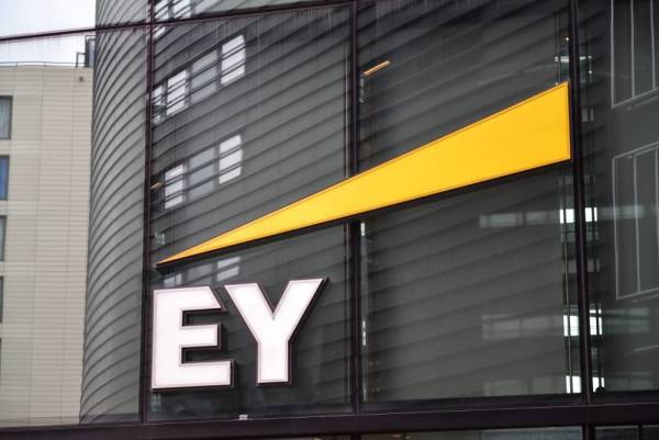 EY: Δέσμευση για μηδενικό αποτύπωμα άνθρακα μέχρι τέλος του 2020