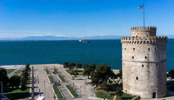 Προσαγωγές ατόμων-Επιχείρησαν να πετάξουν φέιγ βολάν από τον Λευκό Πύργο