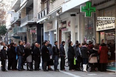 Ουρές ταλαιπωρίας στα φαρμακεία- Γεωργιάδης: "Κάνουν πόλεμο στην κοινωνία"