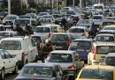 Αλαλούμ στους δρόμους λόγο βροχόπτωσης και στάσης λεωφορείων