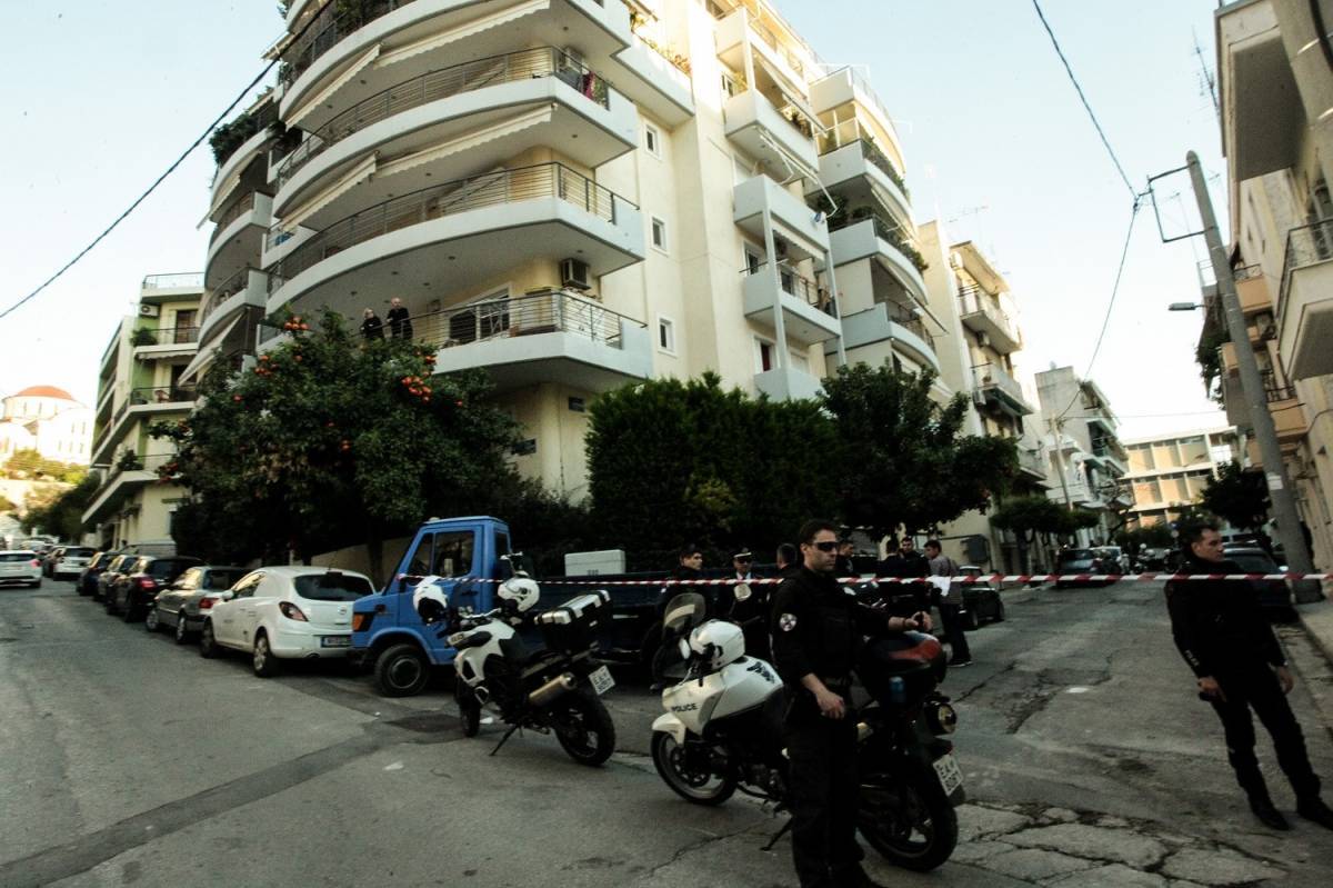 Μητέρα έριξε το παιδί και έπεσε από τον πέμπτο όροφο