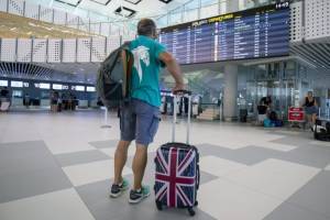 «Μπαράζ» ακυρώσεων μετά το βρετανικό μπλόκο στην Ελλάδα