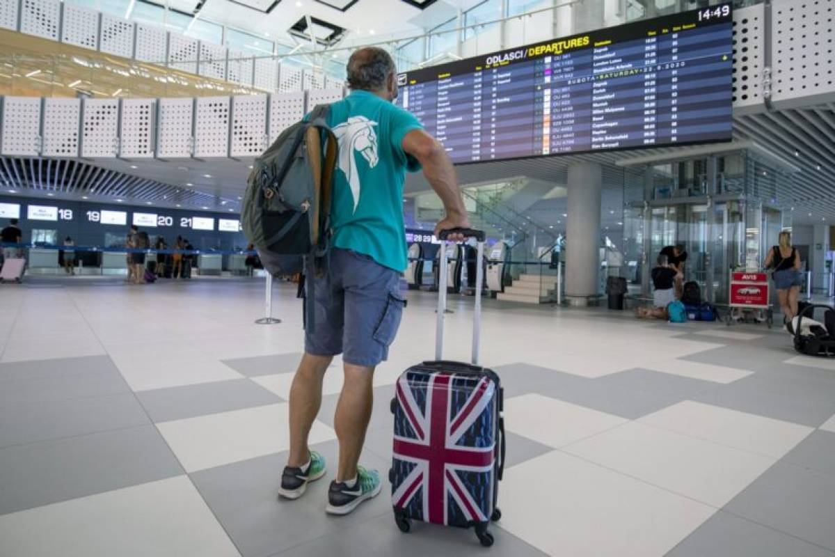 «Μπαράζ» ακυρώσεων μετά το βρετανικό μπλόκο στην Ελλάδα