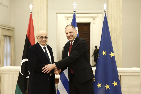 Αθήνα–Λιβύη ενισχύουν τον διάλογο: Στο επίκεντρο μεταναστευτικές ροές και το τουρκολιβυκό μνημόνιο