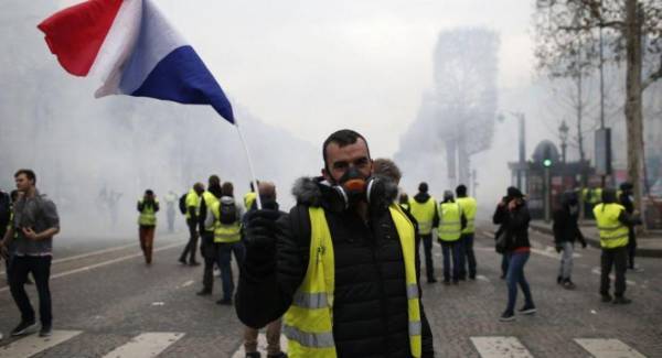 Τα «κίτρινα γιλέκα» έφτασαν στην Αψίδα του Θριάμβου - Επεισόδια