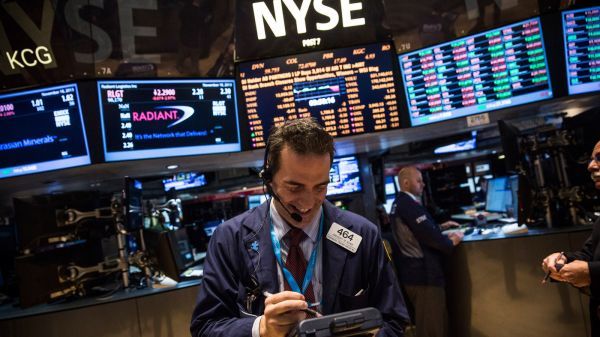 Πλησιάζει τις 22.000 μονάδες ο Dow Jones