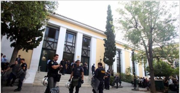 Συμπλοκή αντιεξουσιαστών -αστυνομικών στα δικαστήρια- Τρεις τραυματίες