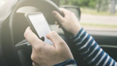 Τροχαία: Εκατοντάδες κλήσεις για χρήση κινητού