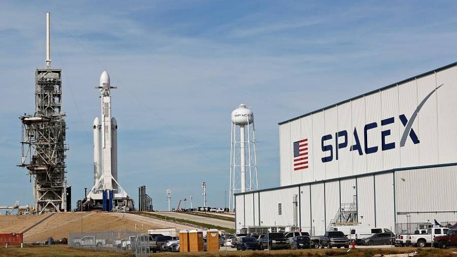 Elon Musk: Μειώνει το προσωπικό για να «πετάξει στο διάστημα»