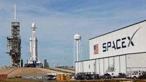 Elon Musk: Μειώνει το προσωπικό για να «πετάξει στο διάστημα»