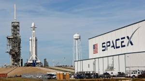 Elon Musk: Μειώνει το προσωπικό για να «πετάξει στο διάστημα»