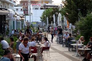 Καταργείται το όριο των έξι ατόμων ανά τραπέζι στην εστίαση