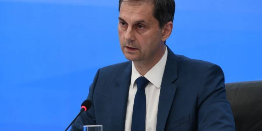 Θεοχάρης: «Ατυχής» η βρετανική απόφαση για καραντίνα από ελληνικά νησιά