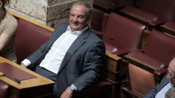 Η αγωνία κορυφώνεται: Θα μιλήσει ο Καραμανλής ή θα τα γράψει;
