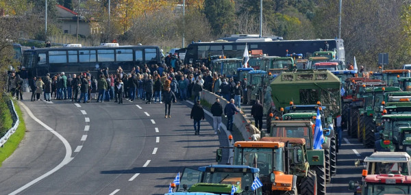 Παραμένουν στις επάλξεις οι αγρότες στη Νίκαια Θεσσαλίας