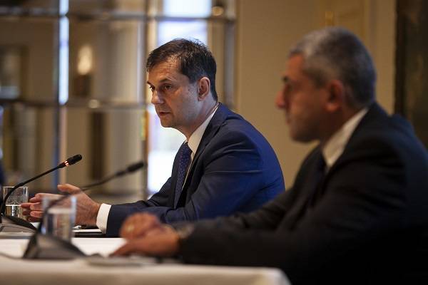 Θεοχάρης: Διπλωματία για να «πρασινίσει» στον τουριστικό χάρτη η χώρα