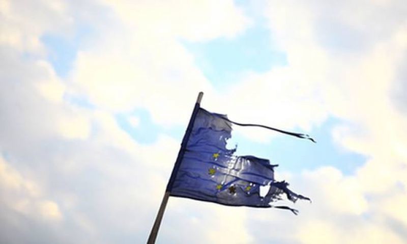 Guardian: «Η Ευρώπη λειτουργεί ως ληστρικός τοκογλύφος εναντίον της Ελλάδας»