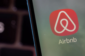 Airbnb: Σταματά τη λειτουργία της σε Ρωσία και Λευκορωσία