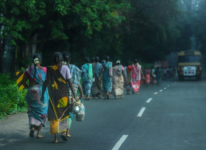 Ινδοί αγρότες έχτισαν τείχος στην ξηρασία κι επανέφεραν το νερό