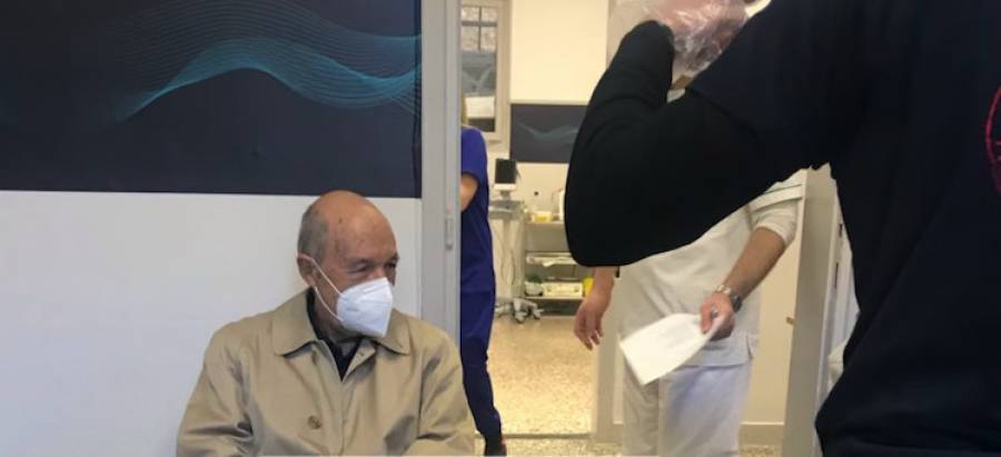 Ο Κώστας Σημίτης εμβολιάστηκε… σχεδόν κρυφά