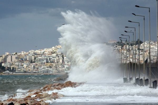 Δυνατοί άνεμοι προκαλούν προβλήματα στα Χανιά