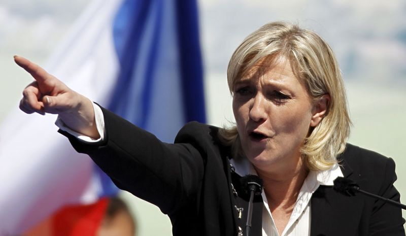 Μπροστά στην εκλογική ήττα, η Λεπέν στοχοποιεί το ευρώ