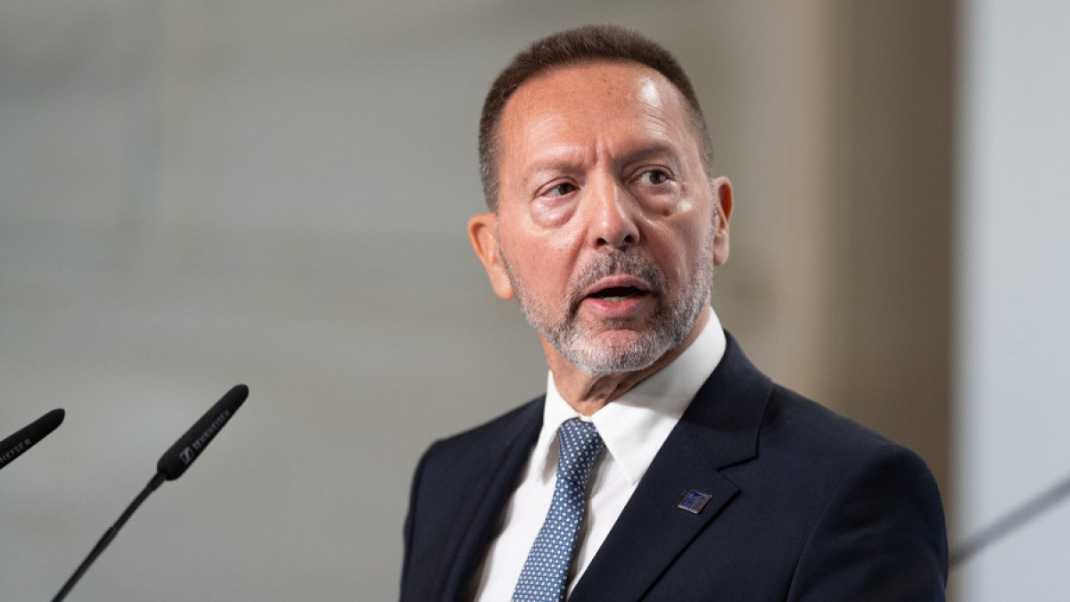 Στουρνάρας: Εξηγεί πώς το ευρώ μπορεί να υποκαταστήσει το δολάριο
