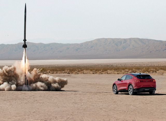 Η Mustang Mach-E τα βάζει με έναν πύραυλο, την βαρύτητα και το DNA!