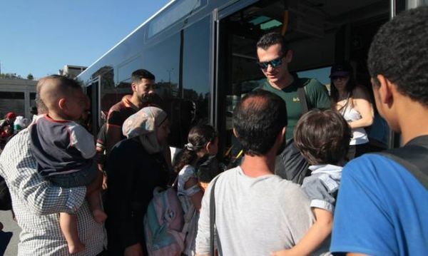 Σε λεωφορεία στην Καβάλα θα διανυκτερεύσουν 900 πρόσφυγες