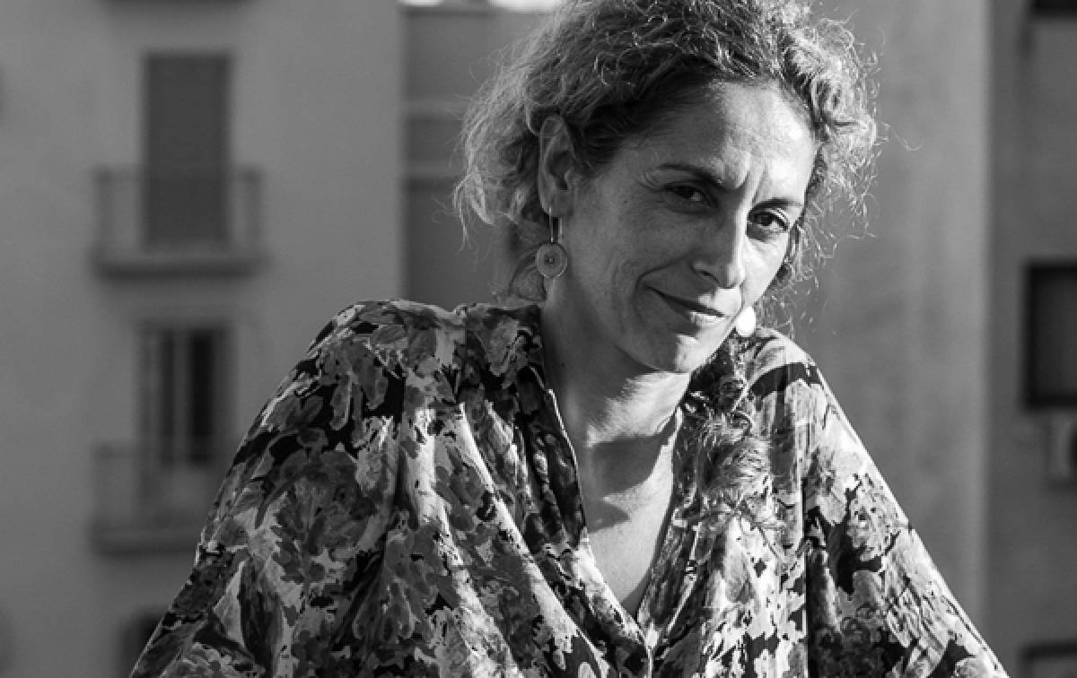 Η χορογράφος Βάσω Γιαννακοπούλου μάς καλεί να εισβάλουμε στον προσωπικό χώρο ενός άνδρα
