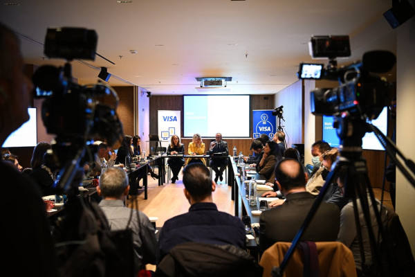 Ψηφιακές πληρωμές: 8/10 παίρνουν μαζί τους κάρτες ή ψηφιακό πορτοφόλι
