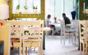 Στο take away και στο delivery αναζητεί σωτηρία η εστίαση