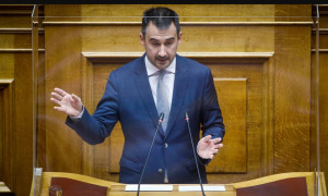 Χαρίτσης: Η κυβέρνηση το έχει πάρει πολύ προς τα δεξιά