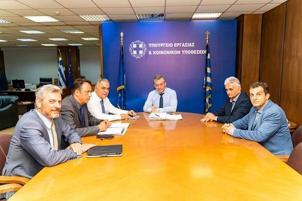 Για μείωση των εργοδοτικών εισφορών δεσμεύθηκε ο Βρούτσης