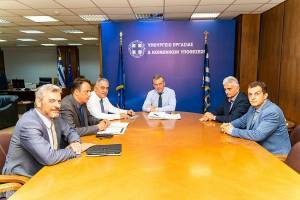 Για μείωση των εργοδοτικών εισφορών δεσμεύθηκε ο Βρούτσης