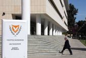 Άνοιξαν οι τράπεζες στην Κύπρο - Δρακόντεια τα μέτρα ασφαλείας