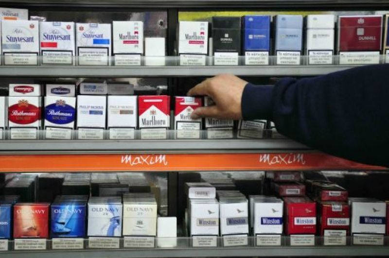 Αντιπρόσωποι καπνοβιομηχανιών ξεκίνησαν να μισθώνουν σωρηδόν περίπτερα