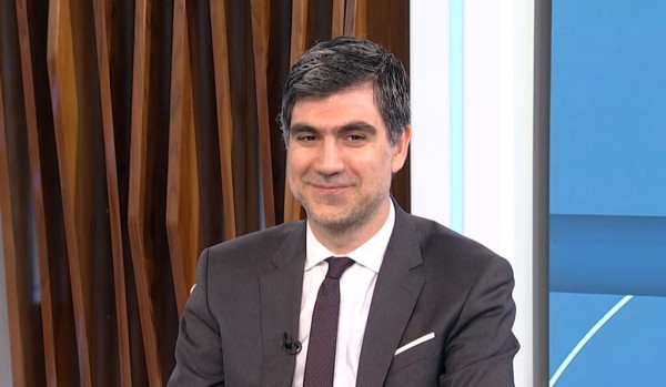 Γλαβίνας: Η «δεξιά πολυκατοικία» συμπληρώνεται πλήρως με τον ακροδεξιό όροφο