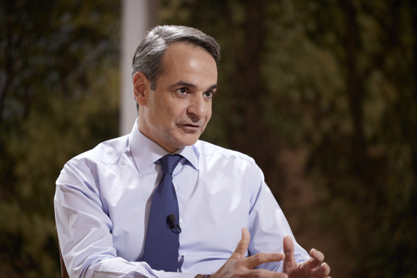 Τι θέλει τελικά ο Μητσοτάκης; Να είναι υποψήφιος ο Καραμανλής ή όχι;